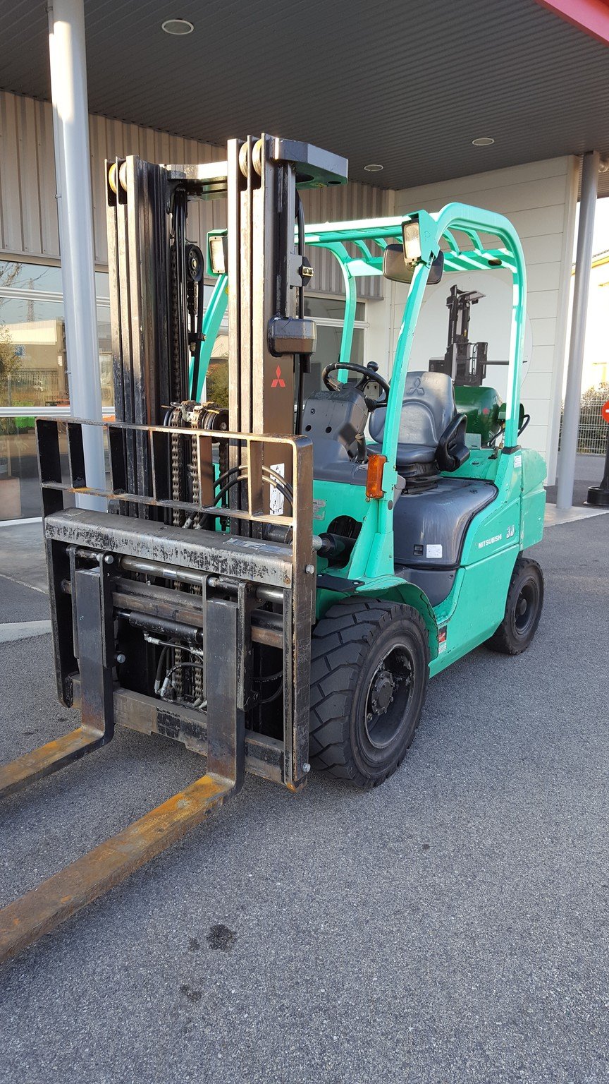 Chariot élévateur gaz Mitsubishi FG30N à vendre sur Chariots Élévateurs