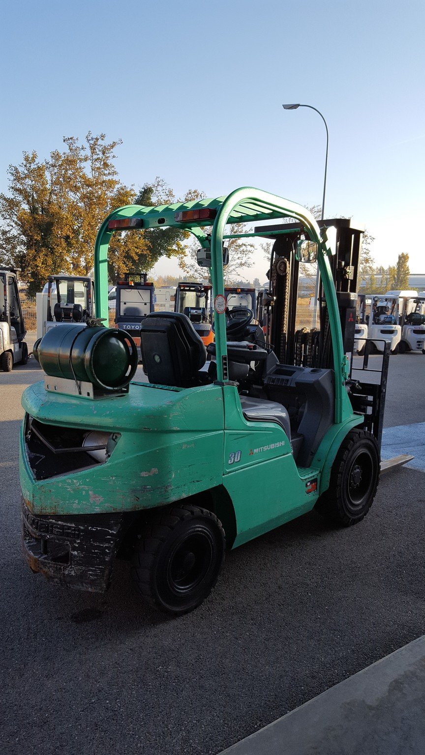 Chariot élévateur gaz Mitsubishi FG30N à vendre sur Chariots Élévateurs